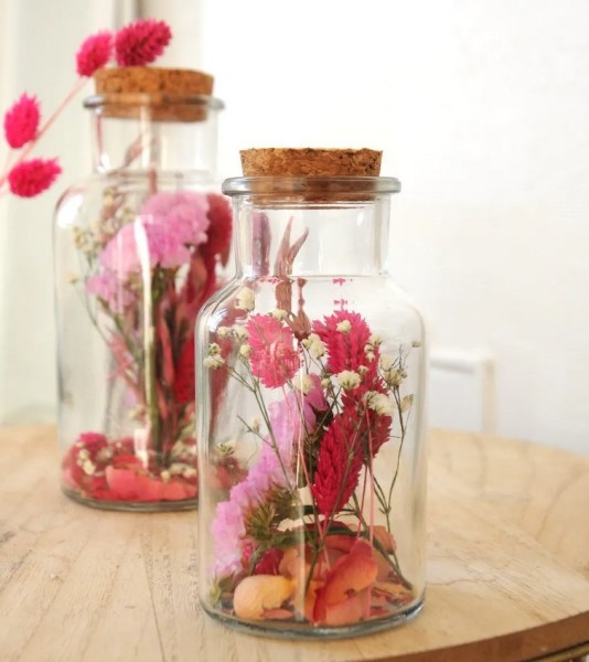 Flacon en verre et composition de fleurs séchées