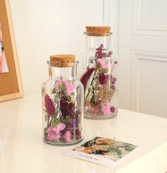 Flacon en verre et composition de fleurs séchées